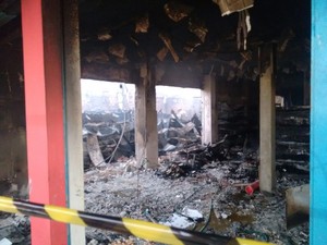 Apenas alguns produtos de limpeza escaparam das chamas (Foto: Arquivo Pessoal)