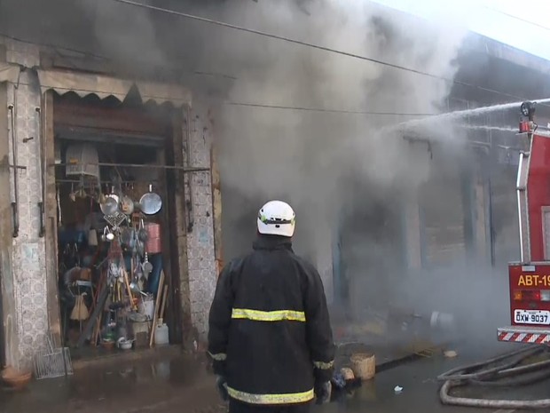 Bombeiros resfriam local do incêndio no Mercado Central (Foto: Reprodução/TV Mirante)