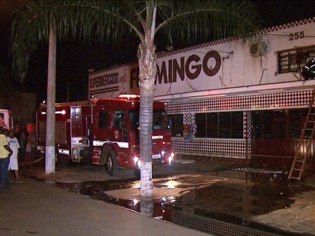 Corpo de Bombeiros contou com o apoio de um caminhão-pipa para controlar as chamas do estabelecimento (Foto: Fábio Júnior/EPTV)