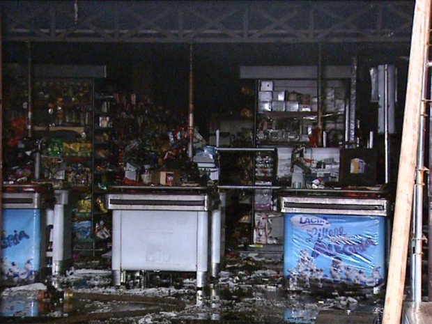 Segundo Sargento do Corpo de Bombeiros Paulo César, os produtos que não foram queimados, foram prejudicados pela fumaça que se formou no local (Foto: Fábio Júnior/EPTV)