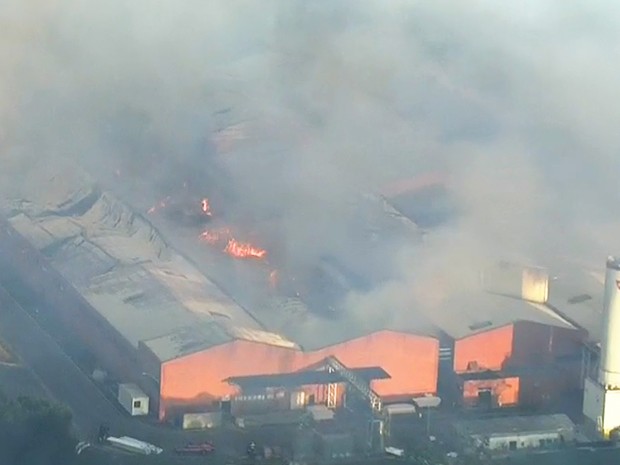 Fogo consome fábrica de alimentos em Ibúna, SP (Foto: Reprodução/TV Globo)