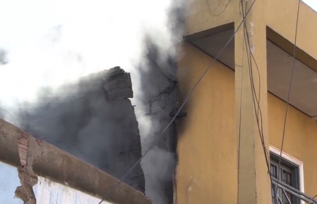 Focos de incêndio ainda eram vistos em fábrica nesta manhã (Foto: Reprodução/TV Anhanguera)