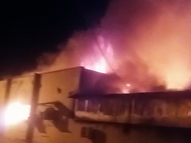Chamas atingiram o local na madrugada desta terça-feira (26) (Foto: Adeildo Pereira/Reprodução/Cedida)