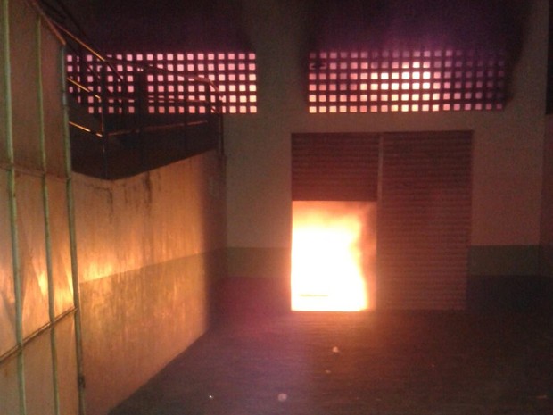 Corpo de Bombeiros ainda não sabem qual foi a causa do incêndio (Foto: Divulgação/Guarda Municipal)