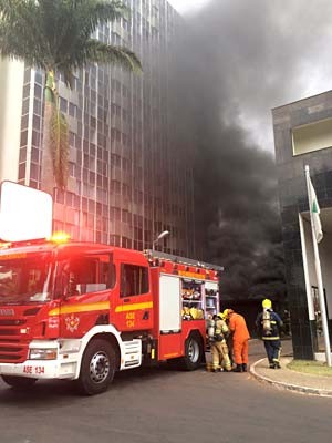 Bombeiros combatem incêncio em hotel de Brasília (Foto: Jamile Racanicci/G1)