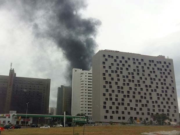 Fumaça no Hotel Airam, no centro de Brasília, que pegou fogo na tarde desta quinta (28) (Foto: Isabella Calzolari/TV Globo)