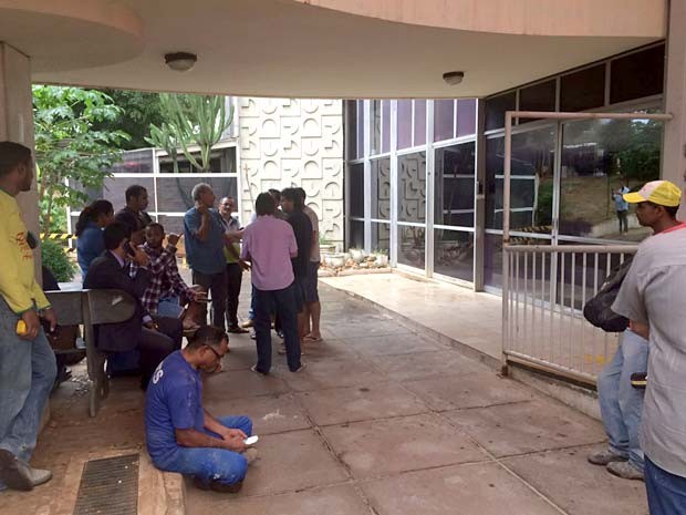Hóspedes e funcionários do Airam Hotel, em Brasília, esperação liberação do prédio após incêndio (Foto: Jamile Racanicci/G1)