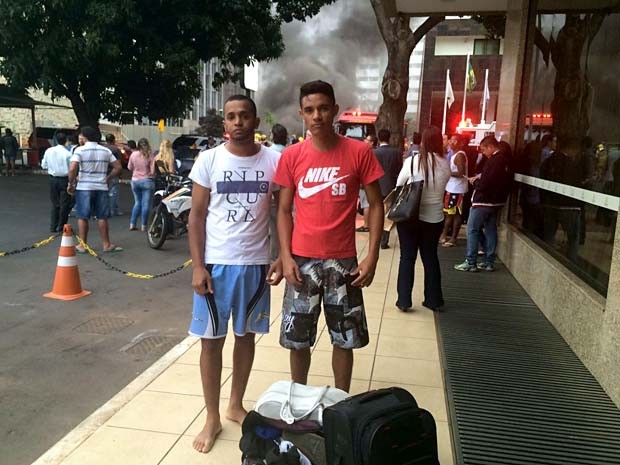 Os operadores Leandro Santos Júnior e Eliasafe Nascimento, que estavam hospedados no Airam Hotel, em Brasília, quando o prédio pegou fogo (Foto: Jamile Racanicci/G1)