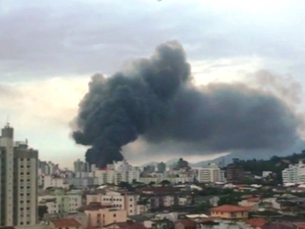 Fumaça pode ser vista de longe (Foto: Reprodução/RBS TV)