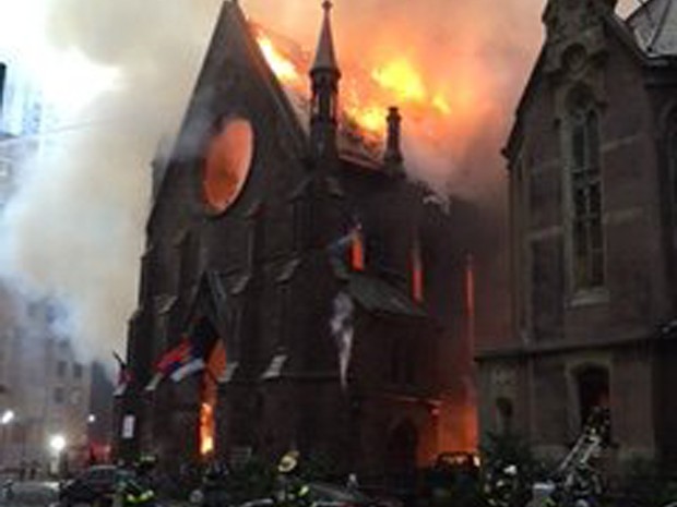 Incêndio na Igreja de San Sava, em Nova York (Foto: Reprodução / Twitter)