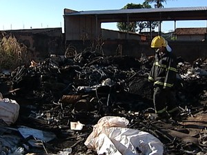 Bombeiros combateram incêndio em área de depósito de recicláveis (Foto: Reprodução/TV Integração)