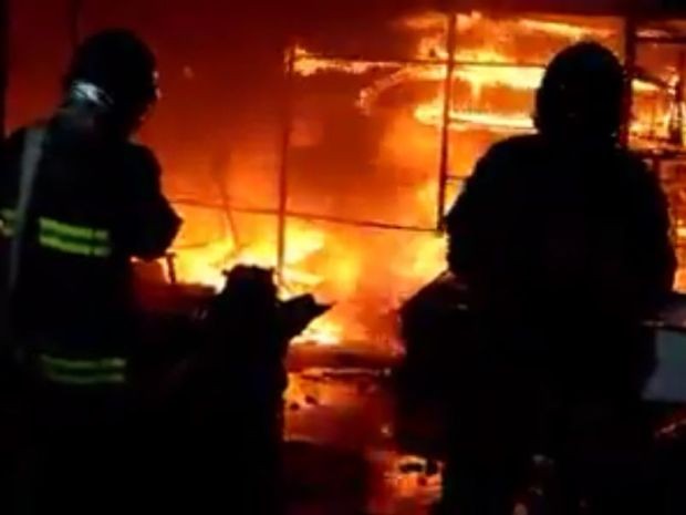 Fogo atingiu prateleiras com equipamentos (Foto: Billy Mao/Divulgação)