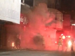 Loja pega fogo no Centro de Cabo Frio (Foto: Reprodução)