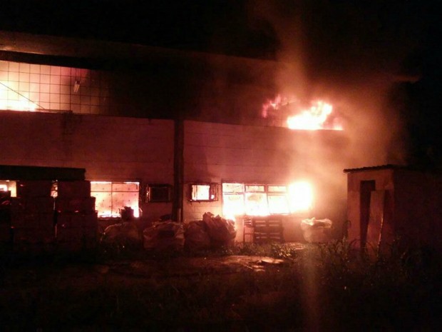 Fogo se espalhou por galpão da Seduc (Foto: Divulgação/Corpo de Bombeiros)