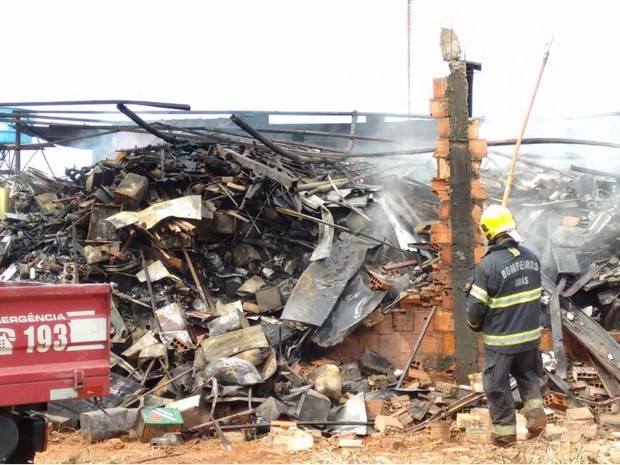 Incêndio destruiu depósito de material reciclável em Goiânia (Foto: Daniel Humberto/TV Anhanguera)