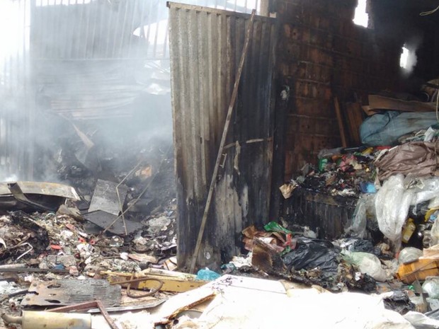 Depósito de material reciclável ficou destruído após incêndio (Foto: Daniel Humberto/TV Anhanguera)