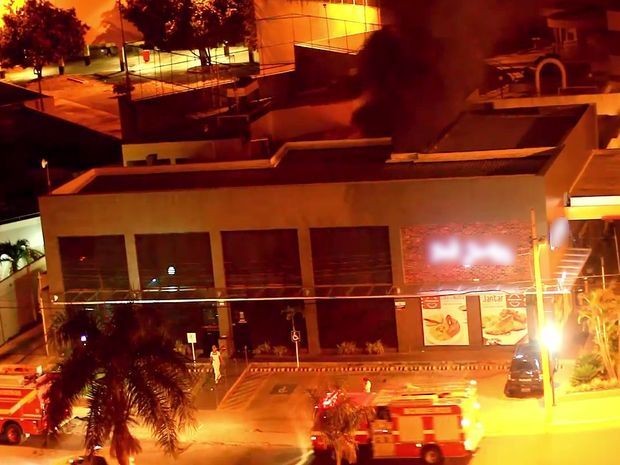 Bombeiros combatem a chama intensa e escura no alto da imagem (Foto: Helber Oliveira/Vc na TV Sergipe)