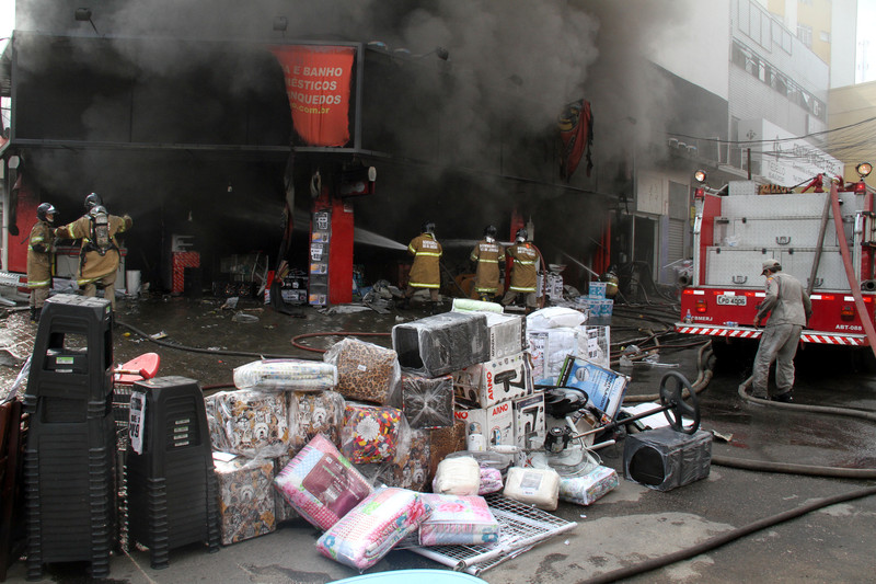 07 05 2016 Incêndio na Giro no centro do Alcantara SN (1)