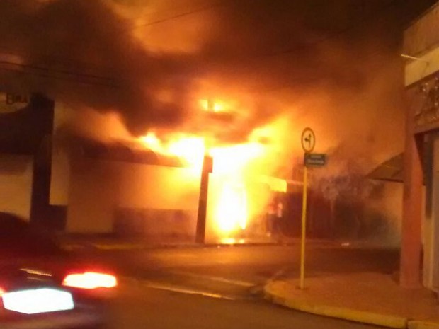 Incêndio atingiu o prédio no centro de Promissão (Foto: Giliard Barros/ Arquivo pessoal 