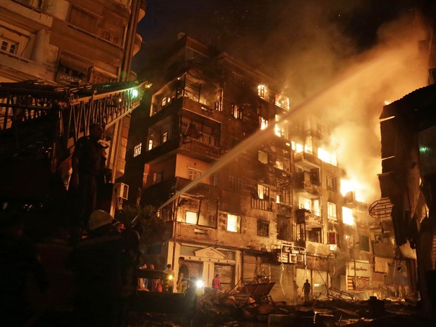 Bombeiros tentam controlar incêndio no bairro comercial de Al Mosky, no Cairo, Egito, na segunda-feira (9) (Foto: AFP Photo/Ahmed Abd El-Gawad)