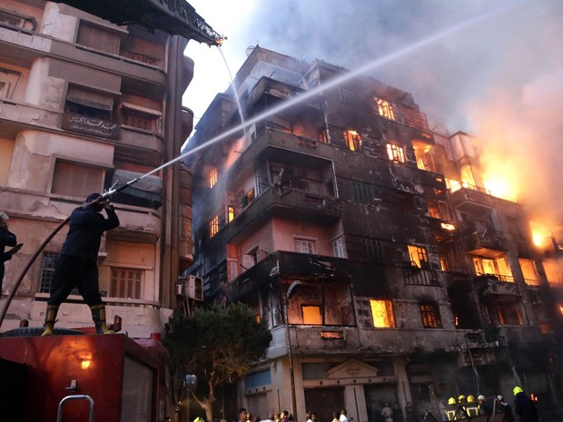 Bombeiros tentam controlar incêndio no bairro comercial de Al Mosky, no Cairo, Egito, na segunda-feira (9) (Foto: AFP Photo/Ahmed Abd El-Gawad)