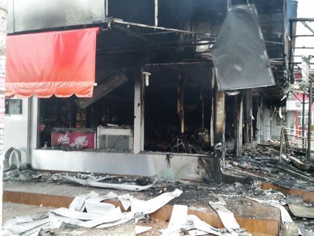 Casa noturna e conveniência foram destruídas após incêndio em Várzea Grande (Foto: Corpo de Bombeiros de Mato Grosso)