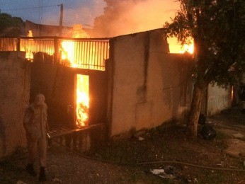 Incêndio destruiu fábrica em Cuiabá. (Foto: Divulgação/Corpo de Bombeiros-MT)
