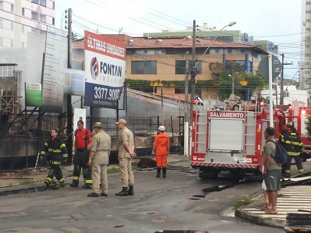 Bombeiros foram acionados para conter fogo em Mangabeiras (Foto: Heliana Gonçalves/TV Gazeta)