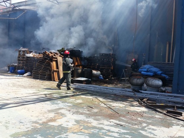Incêndio destruiu cobertura do galpão de fábrica, em Manaus (Foto: Divulgação/ Corpo de Bombeiros)