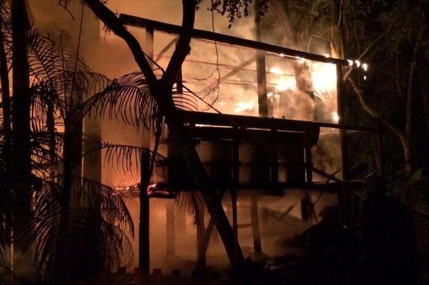 Foto destruiu pista de skate, mas não chegou a atingir o bar Foto: divulgação / Corpo de Bombeiros