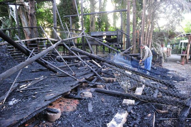 Nesta quarta-feira, donos trabalhavam para retirar escombros Foto: Lucas Correia / Agência RBS