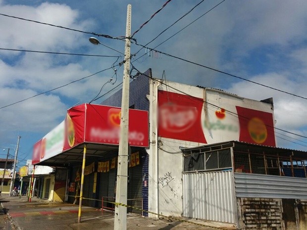 Imóveis vizinhos ao supermercado foram interditados (Foto: Patrícia Rocha/TV Cabo Branco)