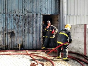 Bombeiros combatem incêndio em fábrica de Juiz de Fora (Foto: Fernando Gonçalves/G1)