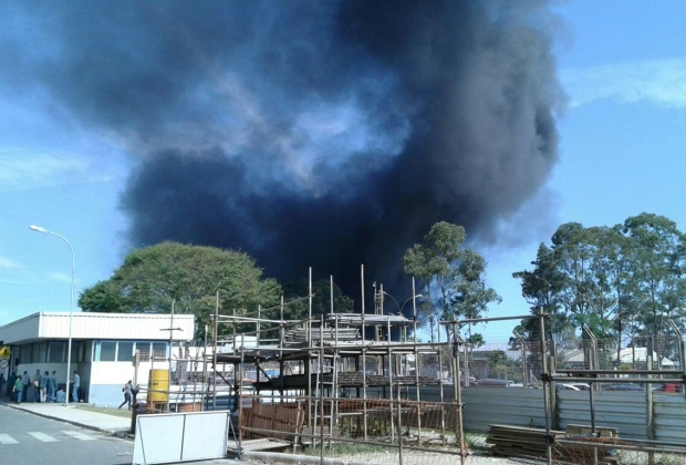 Incêndio consome galpão de fábrica em Betim