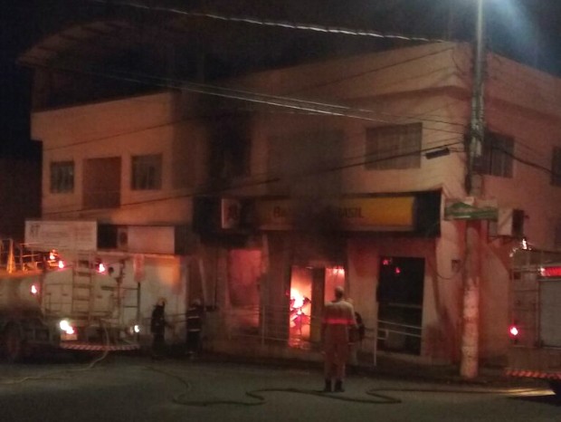 Incêndio no Banco do Brasil de Conceição do Castelo (Foto: VC no ESTV)