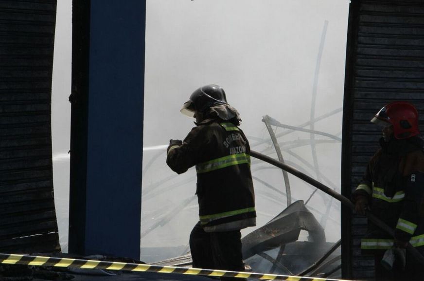 O incêndio de grandes proporções ocorreu na loja de colchões Ortobom, localizada na rua Belo Horizonte, bairro Adrianópolis / Foto: Euzivaldo Queiroz