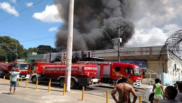 O incêndio de grandes proporções ocorreu na loja de colchões Ortobom, localizada na rua Belo Horizonte, bairro Adrianópolis / Foto: Milena de Castro