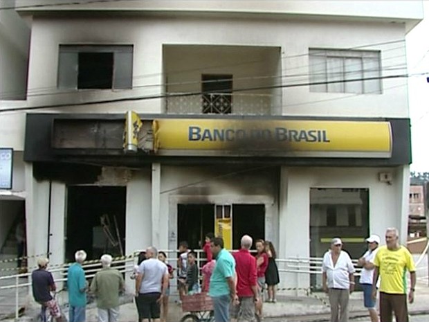 Banco do Brasil foi incendiado (Foto: Reprodução/ TV Gazeta)