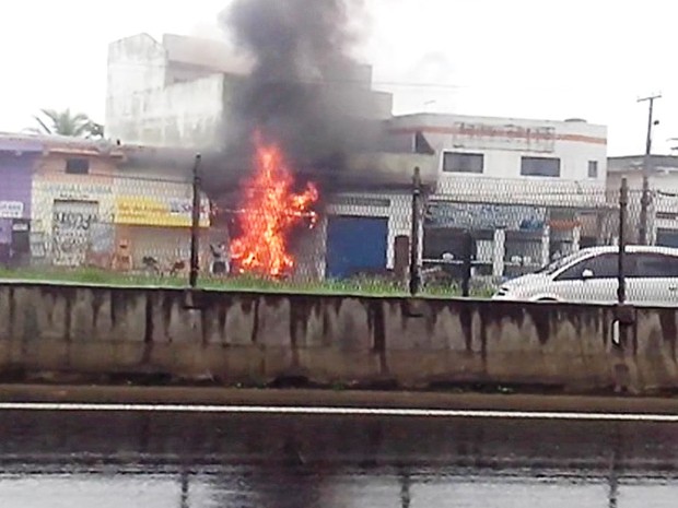 Incêndio atingiu comércio por volta das 11h30 desta segunda-feira (Foto: Johnny Rodrigues/Arquivo Pessoal)