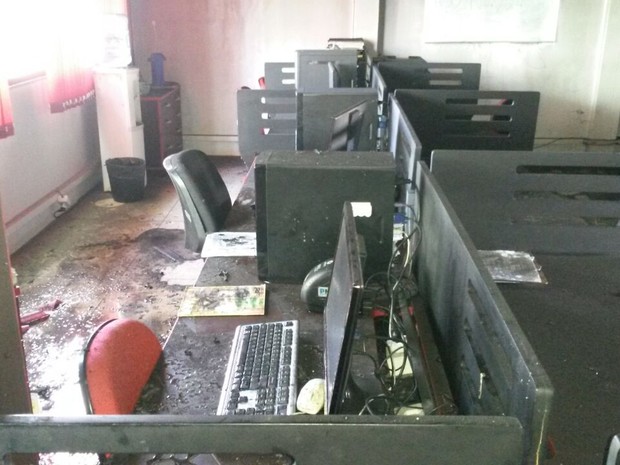 Princípio de incêndio atingiu equipamentos e documentos da Prefeitura de Santana (Foto: CBM/Divulgação)