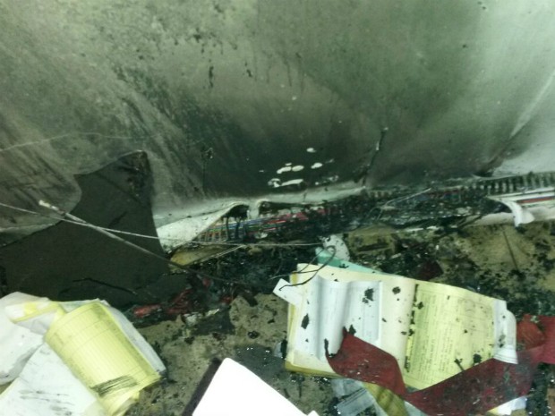 Papeis e arquivo da Secretaria de Finanças foram destruídos (Foto: CBM/Divulgação