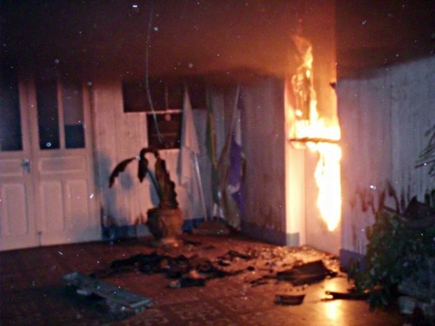 Incêndio queima parte de escola no centro de Três Pontas (Foto: Dênis Pereira / Equipepositiva)