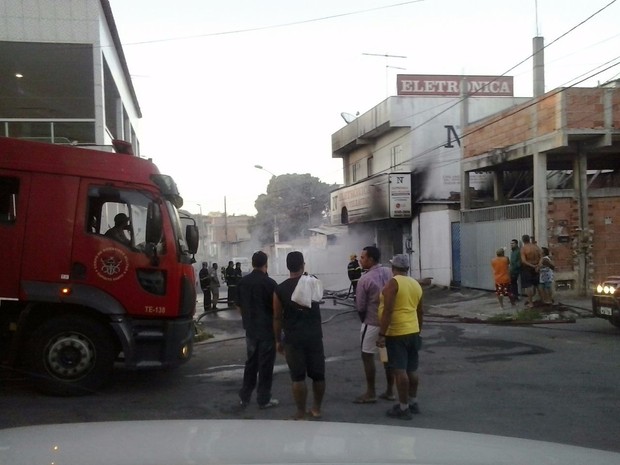 Bombeiros apagam fogo em loja na Serra (Foto: VC no ESTV)