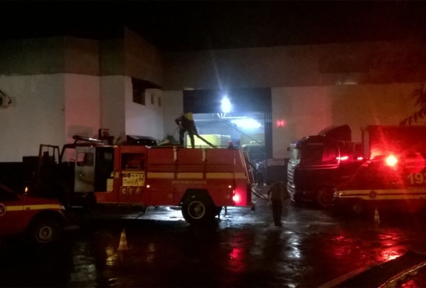 Incêndio consumiu um depósito de bebidas em Conselheiro Lafaiete, na região Central de Minas Gerais