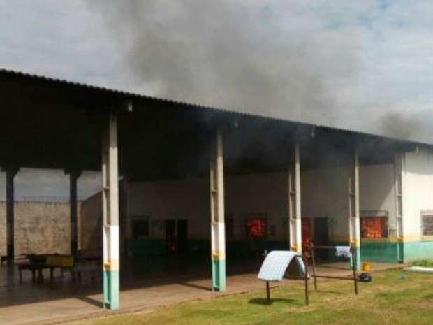 Fogo na unidade começou simultaneamente, diz diretor (Foto: Alerta Rolim/Reprodução)