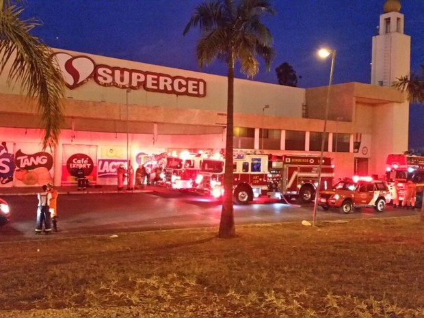 Fachada do Supercei às margens da EPTG; supermercado sofreu incêndio na madrugada desta terça-feira (7) (Foto: Corpo de Bombeiros DF/Divulgação)