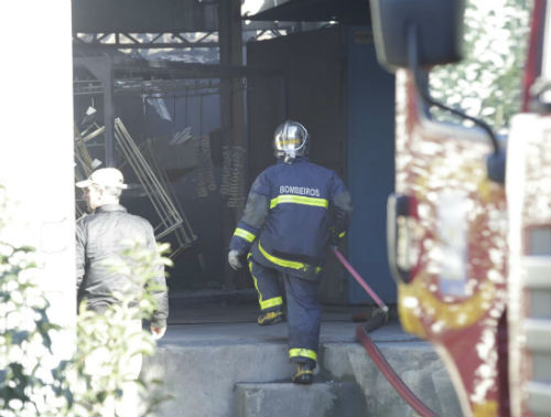 As chamas começaram na área de pintura da empresa. Foto: Lineu Filho.