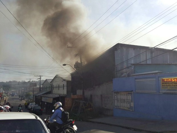 O galpão afetado pelo fogo seria utilizado para guardar isopor (Foto: Divulgação/Corpo de Bombeiros)
