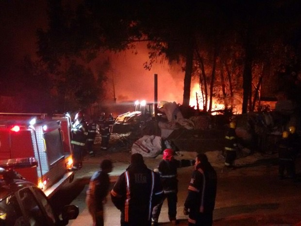 Cinco caminhões dos bombeiros foram até local para atender ocorrência (Foto: Dayanne Rodrigues/RBS TV)