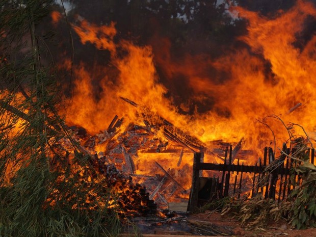 Incêndio destruiu marcenaria em poucas horas. (Foto: Kleyton Santos/Arquivo Pessoal)